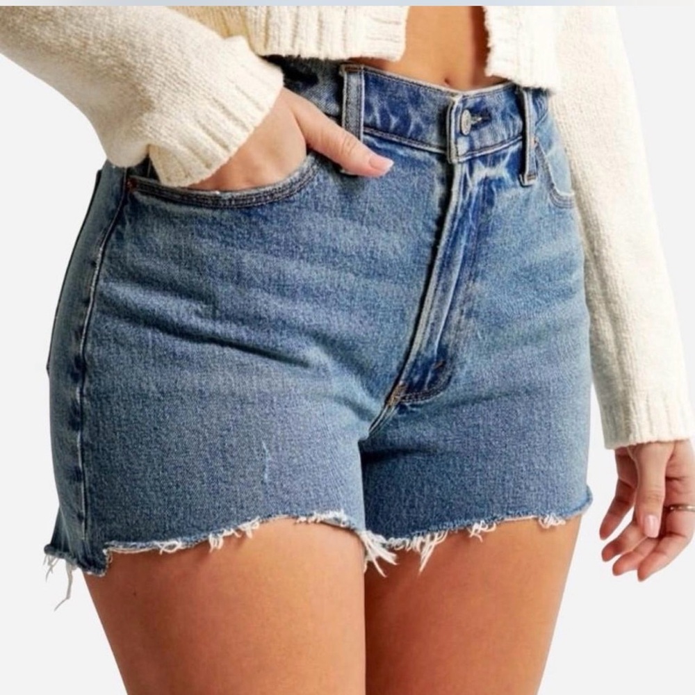 Abercrombie and Fitch, the Mom shorts high-rise